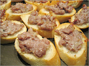 Crostini con salsiccia