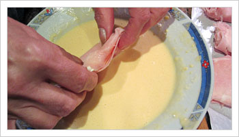 Passa gli involtini di prosciutto prima nella pastella