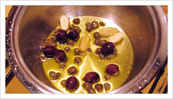 Aggiungi le olive snocciolate e i capperi